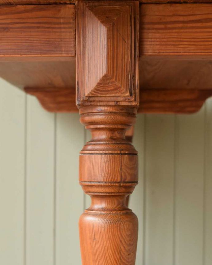 アンティークのテーブル　アンティーク家具　いろんな用途で便利に使えるフランスで見つけたアンティーク家具、ホールテーブル。近づいて見てみると･･･味わい深いアンティークらしい脚のデザインからも時間の流れが感じられます。(z-073-f)