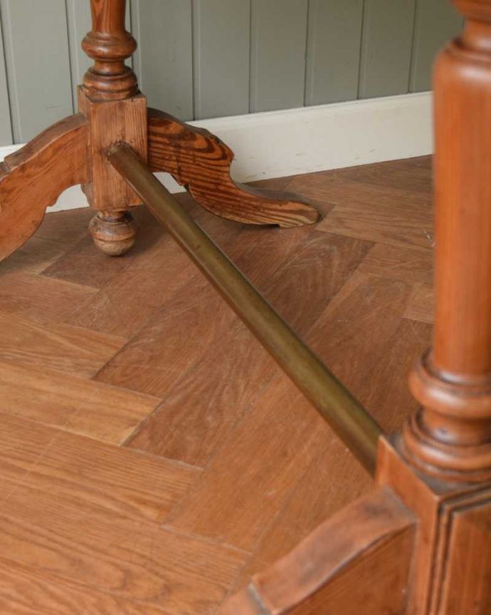 アンティークのテーブル　アンティーク家具　いろんな用途で便利に使えるフランスで見つけたアンティーク家具、ホールテーブル。しっかりと桟が入っていますしっかりと造られています。(z-073-f)