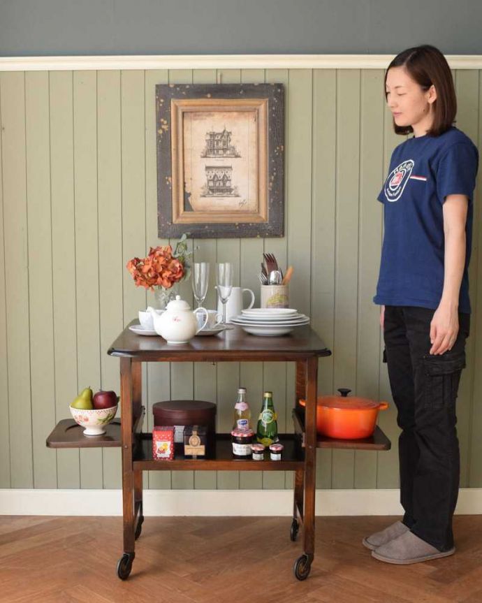 アンティークのワゴン・トローリー　アンティーク家具　伸張式天板が付いた、機能的な英国のアンティークトローリー（ワゴン）。天板が大きくなっちゃう便利なトローリードロップリーフタイプになっているアンティークのトローリー。(z-074-f)