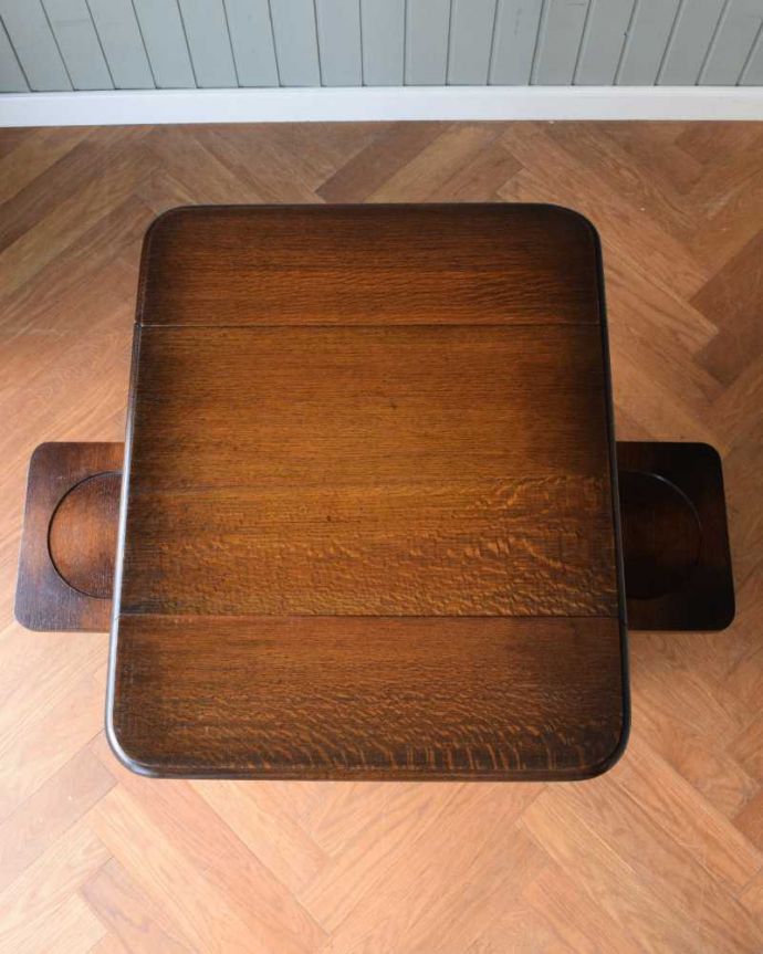 アンティークのワゴン・トローリー　アンティーク家具　伸張式天板が付いた、機能的な英国のアンティークトローリー（ワゴン）。広げればテーブル代わりになっちゃう広い天板まるでワゴンの上にドロップリーフテーブルが付いているようなデザイン。(z-074-f)