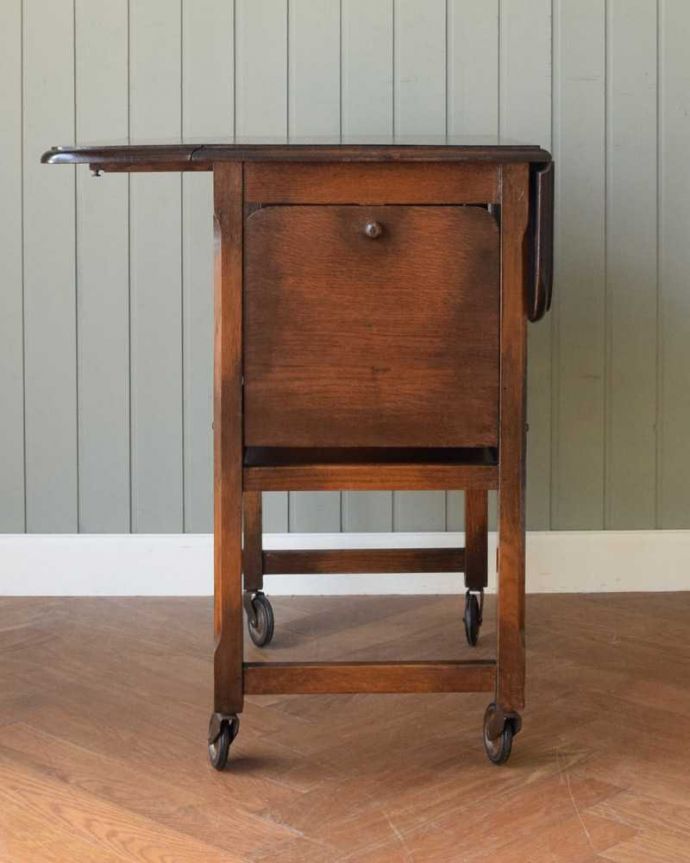 アンティークのワゴン・トローリー　アンティーク家具　伸張式天板が付いた、機能的な英国のアンティークトローリー（ワゴン）。片方開いて･･･リーフを片方だけ開いて使うことも出来ます。(z-074-f)