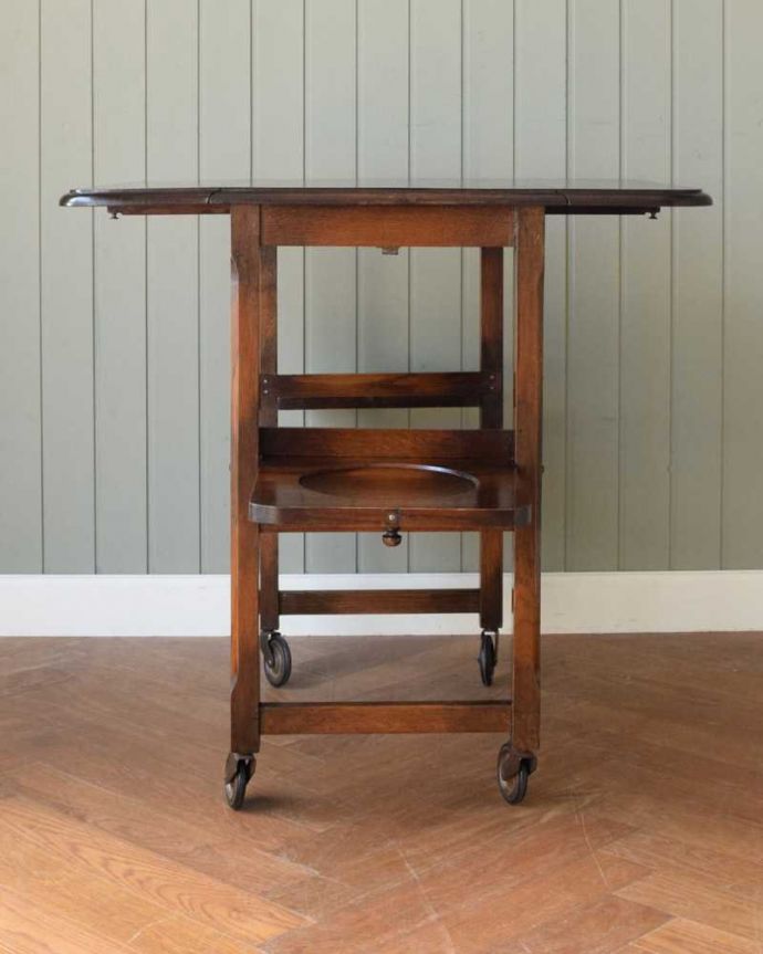アンティークのワゴン・トローリー　アンティーク家具　伸張式天板が付いた、機能的な英国のアンティークトローリー（ワゴン）。両方開くとリーフを両方開くと、大きなサイズに。(z-074-f)