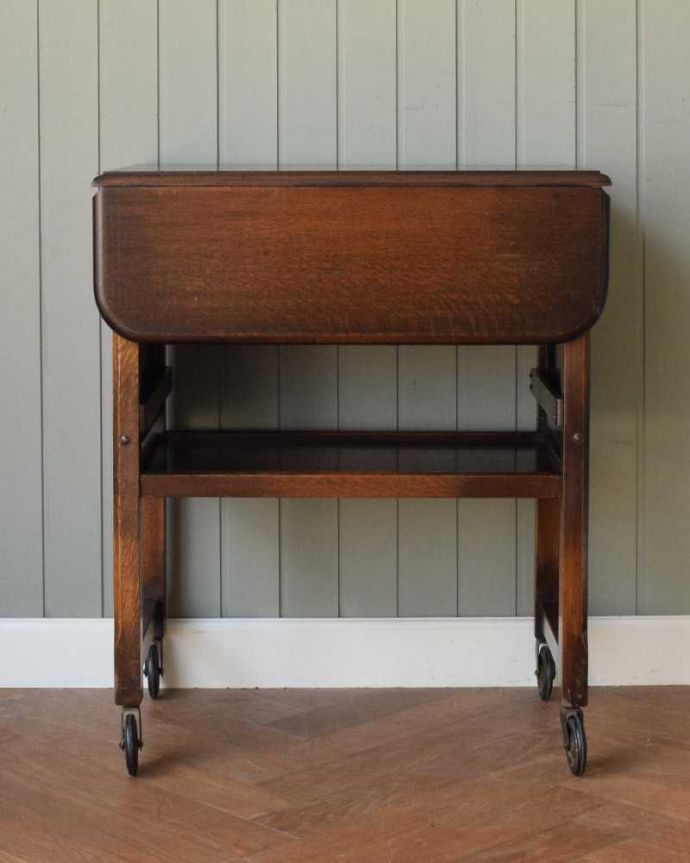 アンティークのワゴン・トローリー　アンティーク家具　伸張式天板が付いた、機能的な英国のアンティークトローリー（ワゴン）。360度、どこから見てもキレイアンティークは新品ではないので、もちろん経年変化によるキズはありますが、専門の職人がキレイにお直しをしているので、どの角度から見てもキレイです。(z-074-f)