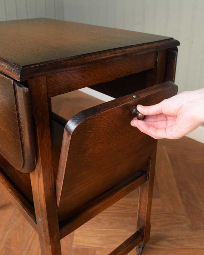 アンティークのワゴン・トローリー　アンティーク家具　伸張式天板が付いた、機能的な英国のアンティークトローリー（ワゴン）。ケーキスタンドまで付いていますマグネットが付いているので、簡単に天板が広がります。(z-074-f)