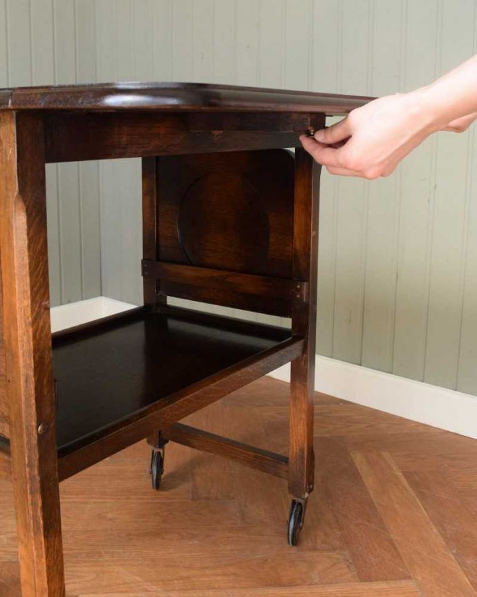 アンティークのワゴン・トローリー　アンティーク家具　伸張式天板が付いた、機能的な英国のアンティークトローリー（ワゴン）。あっという間に大きくなります天板を持ち上げて下にあるバーを引っぱりだせば、あっという間に大きな作業台に。(z-074-f)