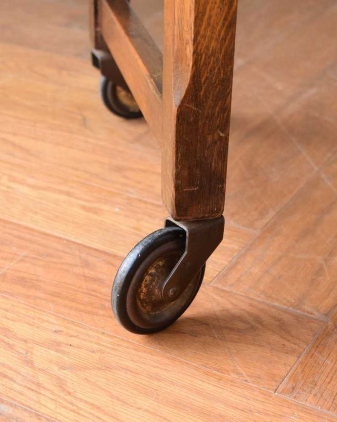 アンティークのワゴン・トローリー　アンティーク家具　伸張式天板が付いた、機能的な英国のアンティークトローリー（ワゴン）。ちゃんと動きます脚先にはキャスターが。(z-074-f)
