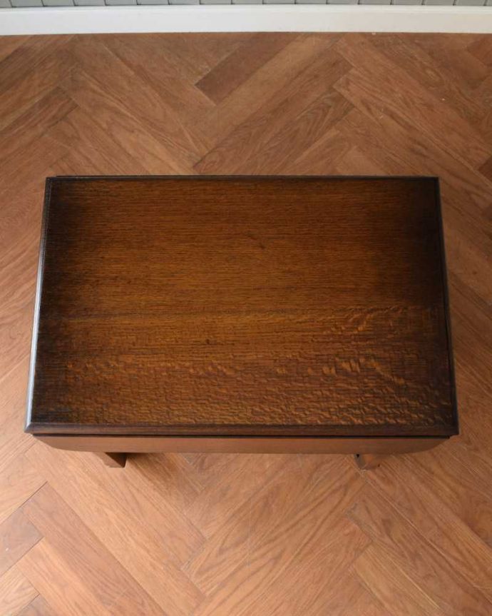 アンティークのワゴン・トローリー　アンティーク家具　伸張式天板が付いた、機能的な英国のアンティークトローリー（ワゴン）。上から見るとこんな形リーフを開く前はこんな形です。(z-074-f)