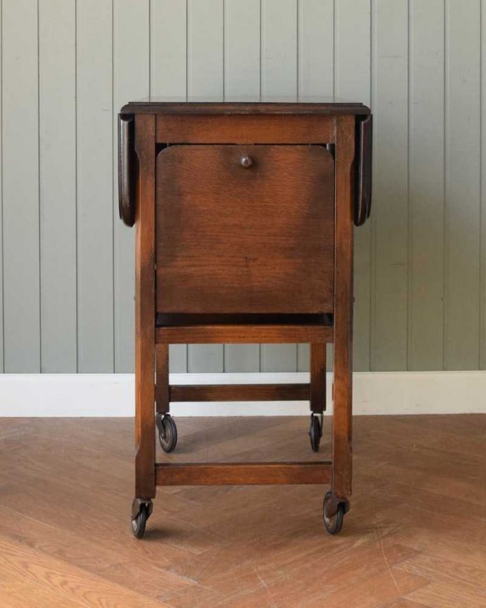 アンティークのワゴン・トローリー　アンティーク家具　伸張式天板が付いた、機能的な英国のアンティークトローリー（ワゴン）。キッチンだけじゃもったいない！アンティークのワゴンはデザインもキレイなので、キッチン用として使うだけじゃなく、家具としていろいろ使えます。(z-074-f)