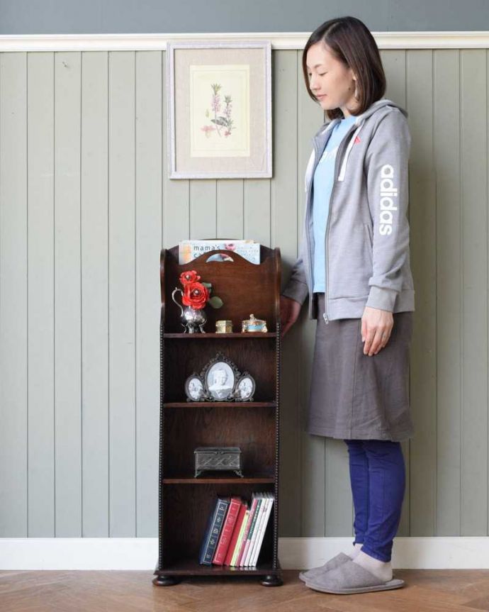 アンティークのキャビネット　アンティーク家具　本を読むのが楽しくなる棚付きの英国アンティーク マガジンラック。マガジンラックと本棚が一緒になった英国家具オープンタイプの本棚の上にマガジンラックが付いた便利なアンティーク家具。(z-075-f)