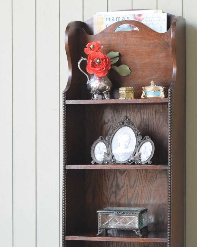 アンティークのキャビネット　アンティーク家具　本を読むのが楽しくなる棚付きの英国アンティーク マガジンラック。意外とたっぷり収納できるんです。(z-075-f)