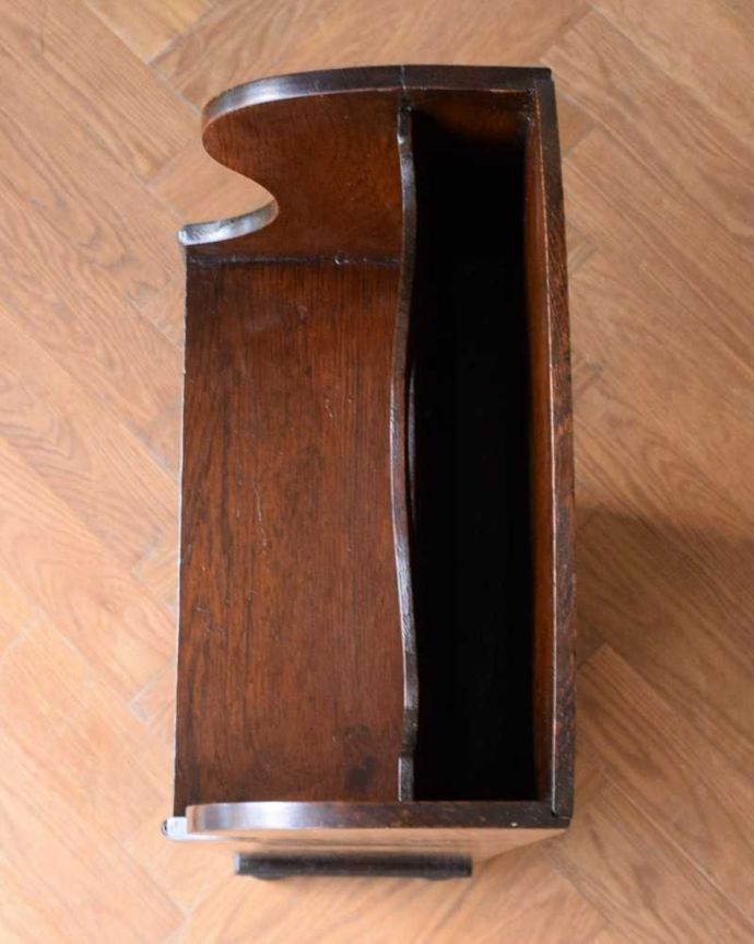 アンティークのキャビネット　アンティーク家具　本を読むのが楽しくなる棚付きの英国アンティーク マガジンラック。上から見るとこんな感じです。(z-075-f)