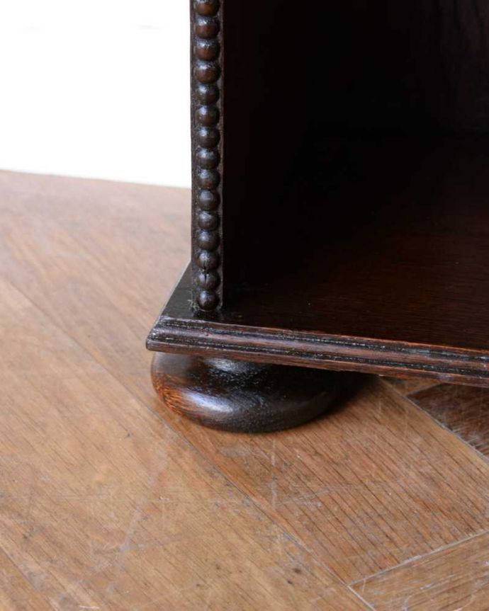 アンティークのキャビネット　アンティーク家具　本を読むのが楽しくなる棚付きの英国アンティーク マガジンラック。女性1人でラクラク運べちゃう仕掛けHandleのアンティークは、脚の裏にフェルトキーパーをお付けしています。(z-075-f)