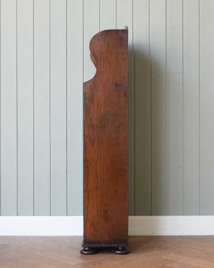 アンティークのキャビネット　アンティーク家具　本を読むのが楽しくなる棚付きの英国アンティーク マガジンラック。横から見ても素敵なんですしっかり修復してあるのでどんな場所に置いて見てもらってもカッコいいです。(z-075-f)