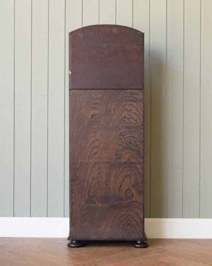 アンティークのキャビネット　アンティーク家具　本を読むのが楽しくなる棚付きの英国アンティーク マガジンラック。後ろ姿も見てください。(z-075-f)