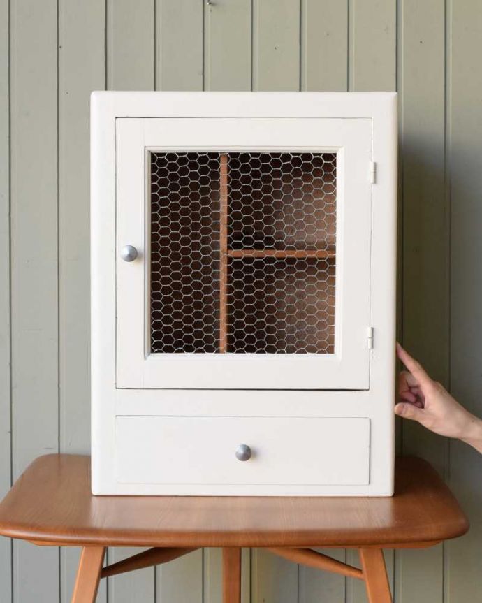 ウォールキャビネット　アンティーク家具　フランスで見つけた引き出し付きグリアージュのスモールキャビネット（ホワイト） 。パリのアパルトマン気分で使える小さなフランスの家具やっぱり一番の魅力はフランスらしい色使い。(z-076-f)