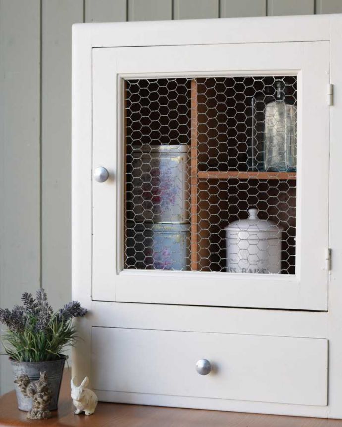 ウォールキャビネット　アンティーク家具　フランスで見つけた引き出し付きグリアージュのスモールキャビネット（ホワイト） 。小さくてもフランスらしさたっぷり壁につけることもできるので実用的に使えちゃう！フランスらしく壁からお部屋の中をオシャレに彩ってくれます。(z-076-f)