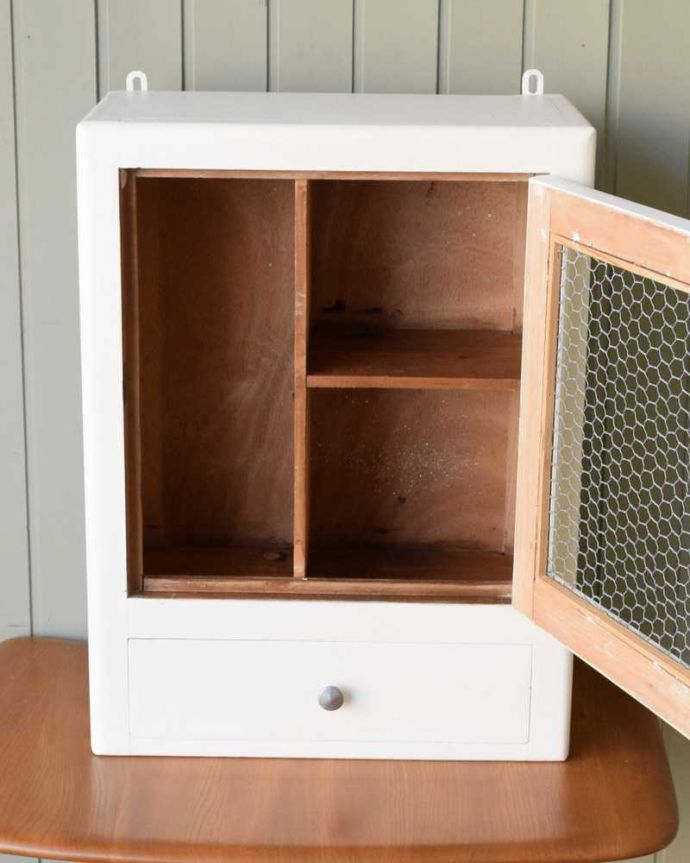 ウォールキャビネット　アンティーク家具　フランスで見つけた引き出し付きグリアージュのスモールキャビネット（ホワイト） 。扉を開けてみると、こんな感じです小さいからと言って、修復に妥協はしません！アンティークの風合いだけ残してキレイに修復してあります。(z-076-f)