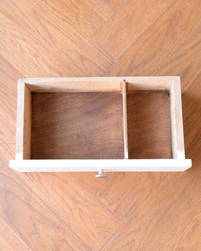 ウォールキャビネット　アンティーク家具　フランスで見つけた引き出し付きグリアージュのスモールキャビネット（ホワイト） 。キレイに修復しましたもちろん引き出しの中も職人がキレイにお直しました。(z-076-f)