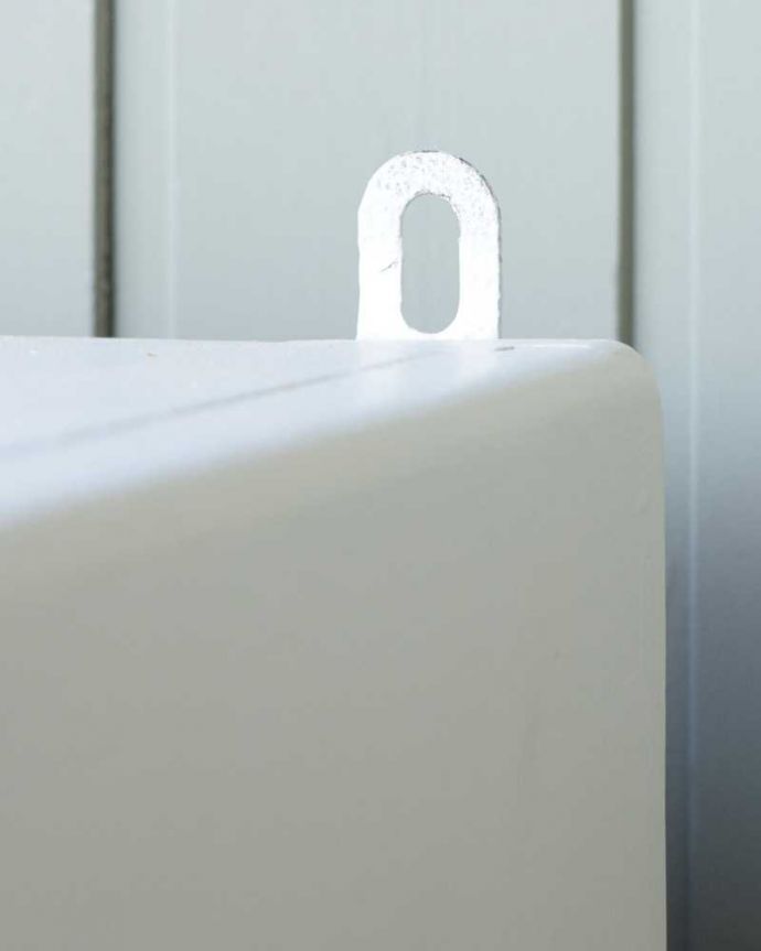 ウォールキャビネット　アンティーク家具　フランスで見つけた引き出し付きグリアージュのスモールキャビネット（ホワイト） 。壁に取り付けできます背中部分にフックを付けて壁にカンタンに取り付け出来るようにしました。(z-076-f)