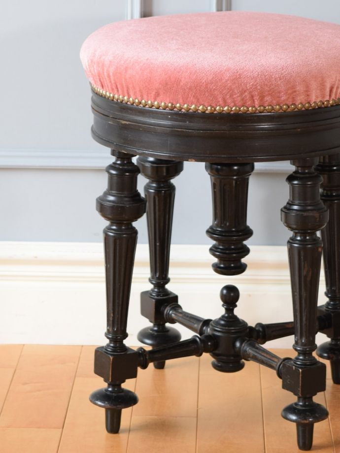 アンティークの椅子らしい美しい装飾