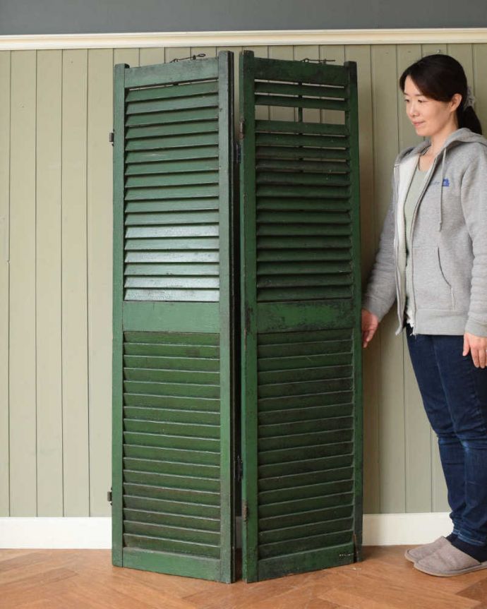 めずらしい家具 アンティーク家具 フランスで見つけたグリーンのアンティークヴォレ(鎧戸) のパーテーション。置くだけでお洒落なフレンチヴォレ自立するので、パーテーションや壁面装飾にピッタリです。(z-077-f)
