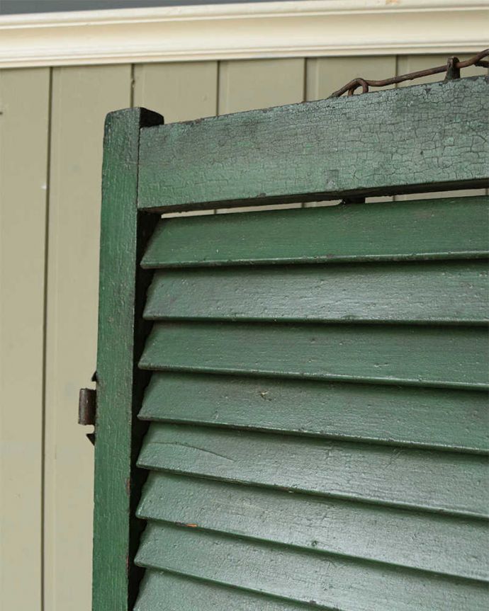 めずらしい家具 アンティーク家具 フランスで見つけたグリーンのアンティークヴォレ(鎧戸) のパーテーション。しっかり修復しましたアンティークなので経年変化によるキズはありますが、専門の職人が全部を組み直して修復しているので安心してお使いください。(z-077-f)