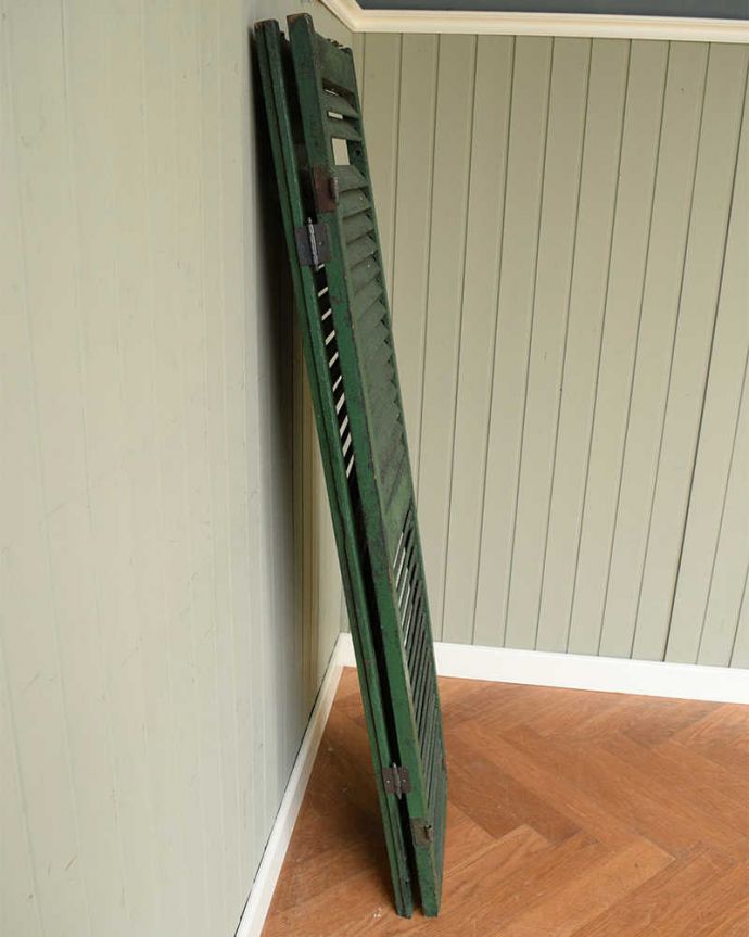 めずらしい家具 アンティーク家具 フランスで見つけたグリーンのアンティークヴォレ(鎧戸) のパーテーション。畳むと・・・折り畳むとこんなにコンパクトになります。(z-077-f)