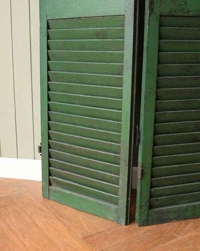 めずらしい家具 アンティーク家具 フランスで見つけたグリーンのアンティークヴォレ(鎧戸) のパーテーション。持ち上げなくても移動ラクラクHandleのアンティーク家具の足の裏にはフェルトキーパーをお付けしています。(z-077-f)