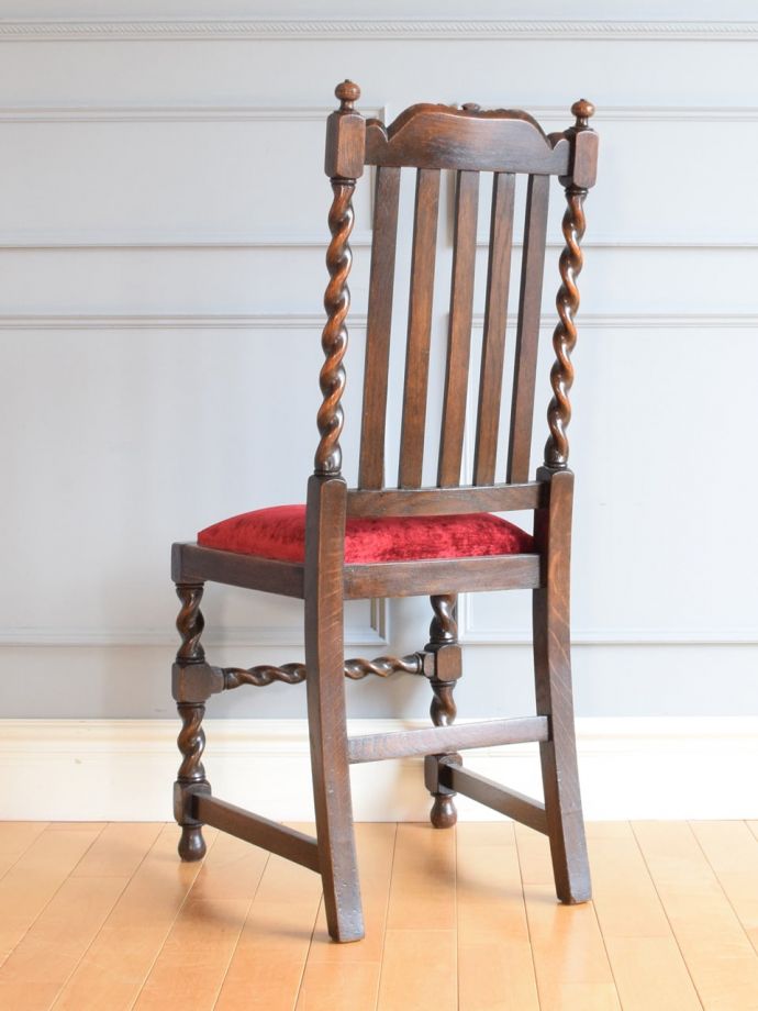 アンティークチェアの後ろ姿