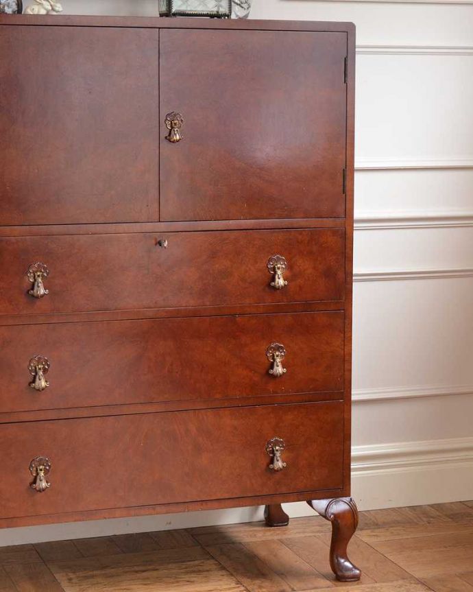 アンティークのチェスト アンティーク家具 英国インテリアのアンティーク家具、1930年代のカップボードチェスト。重厚な英国アンティークらしい雰囲気ドッシリとした木目は、現代では手に入れることが出来ないアンティークらしい部分。(z-078-f)