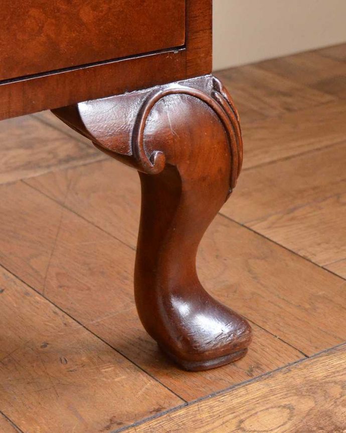 アンティークのチェスト アンティーク家具 英国インテリアのアンティーク家具、1930年代のカップボードチェスト。女性1人でラクラク運べちゃうんですHandleのアンティークは、脚の裏にフェルトキーパーをお付けしています。(z-078-f)