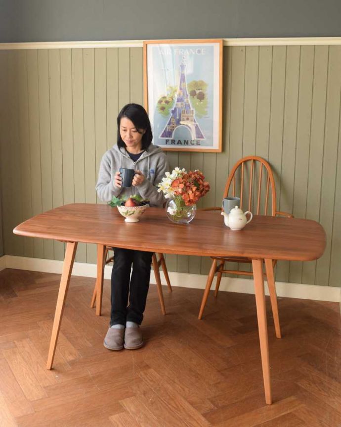 アーコールの家具　アンティーク家具　イギリスのシンプルなヴィンテージ家具、アーコールのダイニングテーブル。スマートなデザインが人気のヴィンテージテーブルシンプルなデザインだから、どんなインテリアにも似合っちゃう所が人気のヒミツ。(z-079-f)