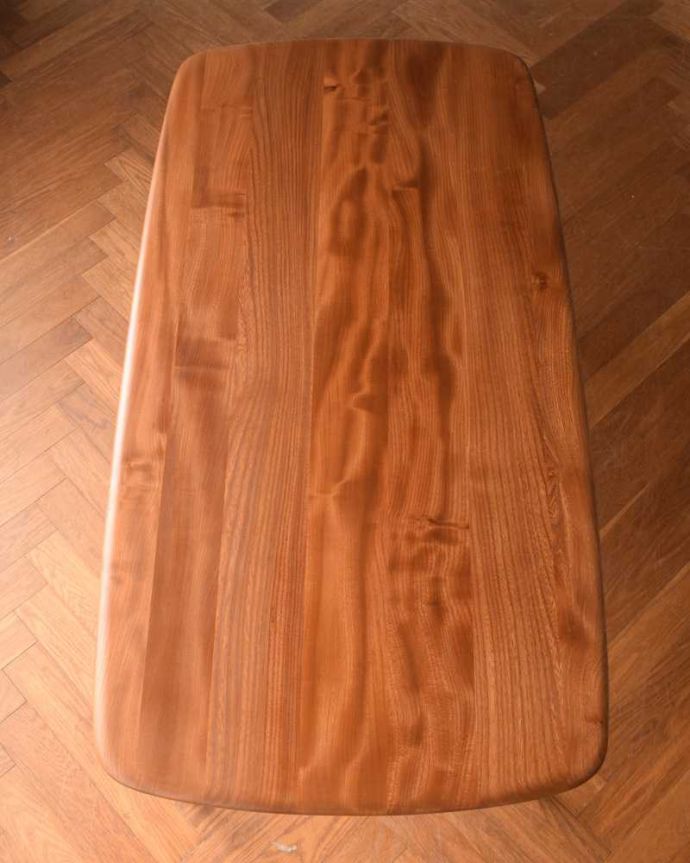 アーコールの家具　アンティーク家具　イギリスのシンプルなヴィンテージ家具、アーコールのダイニングテーブル。天板もキレイに修復しましたテーブルの主役はやっぱり天板。(z-079-f)