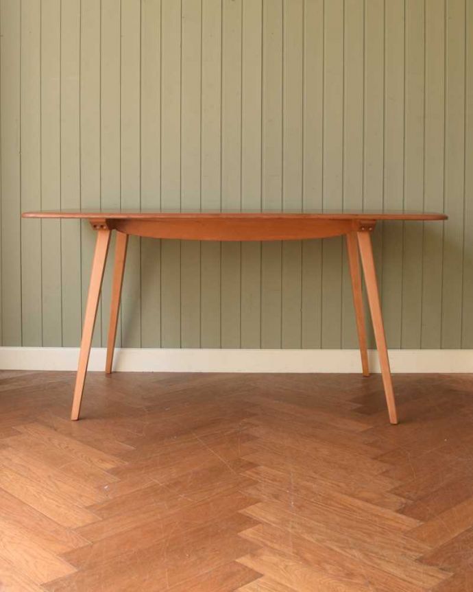 アーコールの家具　アンティーク家具　イギリスのシンプルなヴィンテージ家具、アーコールのダイニングテーブル。真横から見ると･･･サイドから見てみると、こんな感じで美しいです。(z-079-f)