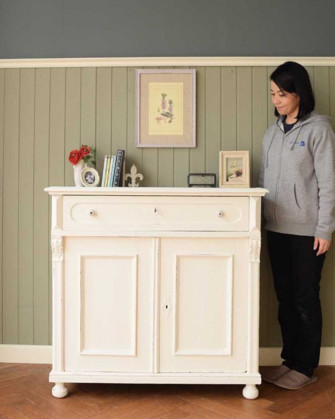 アンティークのキャビネット　アンティーク家具　アンティークのペイント家具、フランスの香り漂うホワイトのキャビネット（カウンター） 。お部屋をパッと彩るフランスらしい色使いフランスらしい色使いのキャビネットは、お部屋の中をパッと明るくなる華やかに彩ってくれるんです。(z-080-f)