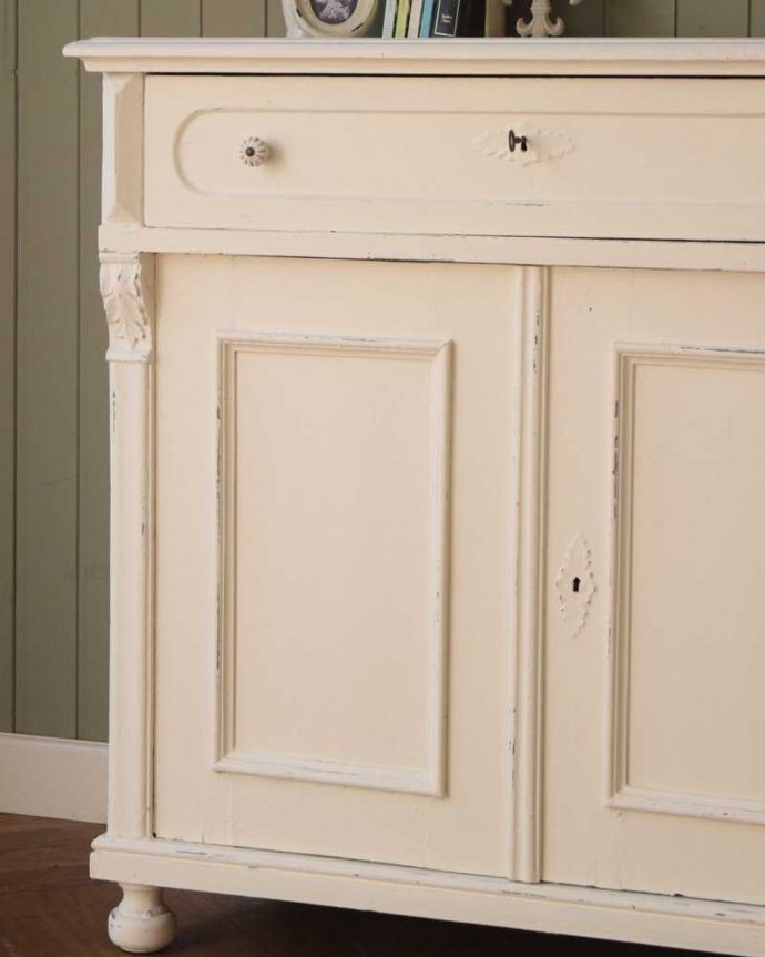 アンティークのキャビネット　アンティーク家具　アンティークのペイント家具、フランスの香り漂うホワイトのキャビネット（カウンター） 。彫の美しさも自慢です。(z-080-f)