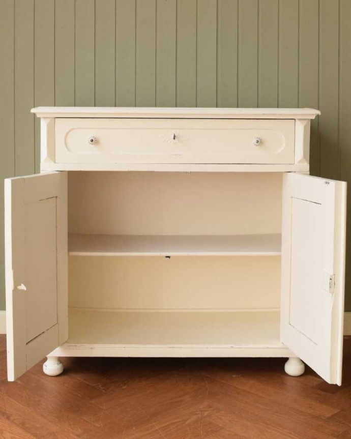 アンティークのキャビネット　アンティーク家具　アンティークのペイント家具、フランスの香り漂うホワイトのキャビネット（カウンター） 。扉を開けて中を見ると･･･ペイントの家具は中身が勝負！何度も何度もお掃除してキレイに仕上げました！安心していろんなものを収納してお使いください。(z-080-f)