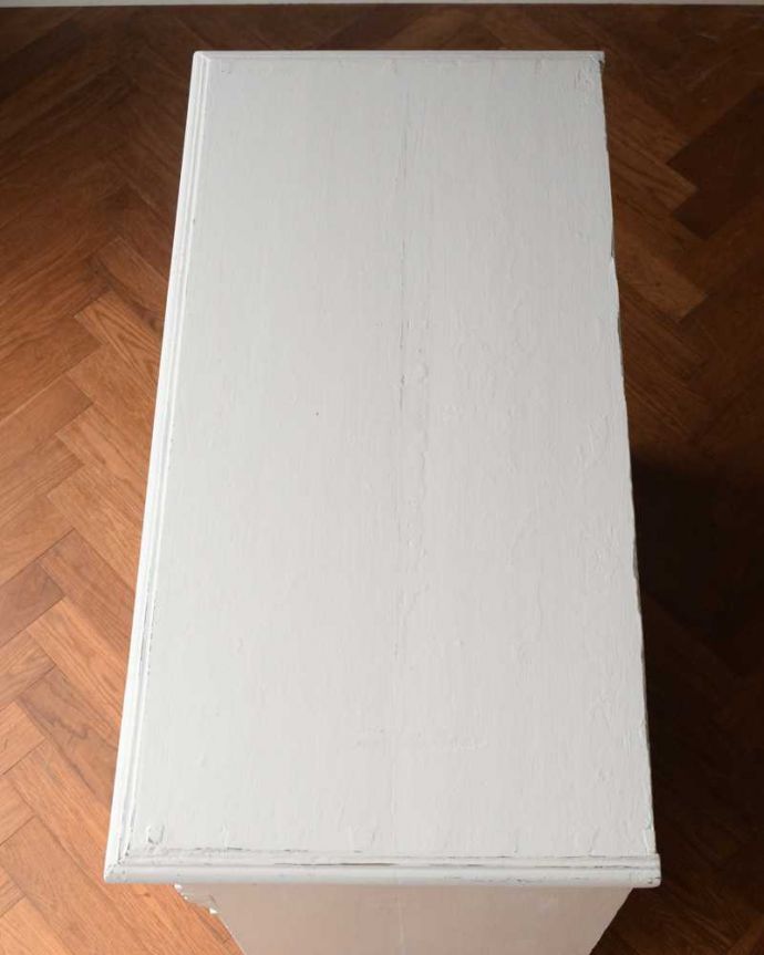 アンティークのキャビネット　アンティーク家具　アンティークのペイント家具、フランスの香り漂うホワイトのキャビネット（カウンター） 。上から見てみると･･･天板もこんな感じでアンティークの風合いだけを残して仕上げたので、満足して頂ける自信があります。(z-080-f)