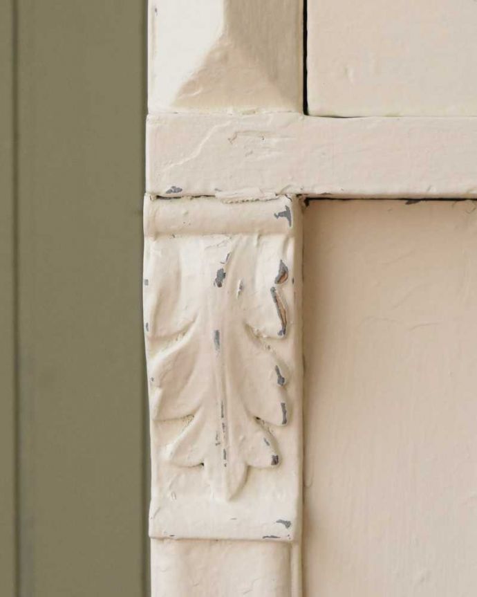 アンティークのキャビネット　アンティーク家具　アンティークのペイント家具、フランスの香り漂うホワイトのキャビネット（カウンター） 。やっぱりココがフランスらしい美しい彫にうっとり･･･ポイントポイントの装飾がキレイです。(z-080-f)