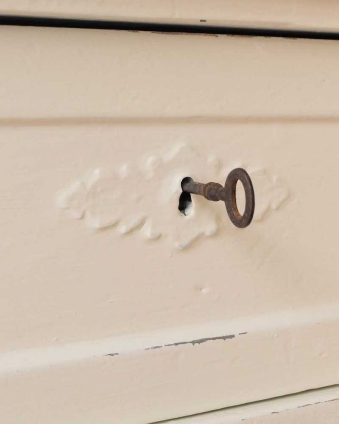 アンティークのキャビネット　アンティーク家具　アンティークのペイント家具、フランスの香り漂うホワイトのキャビネット（カウンター） 。カギも使えるんですまるでおとぎ話に出てくるみたいに、アンティークの鍵が使えるんです。(z-080-f)