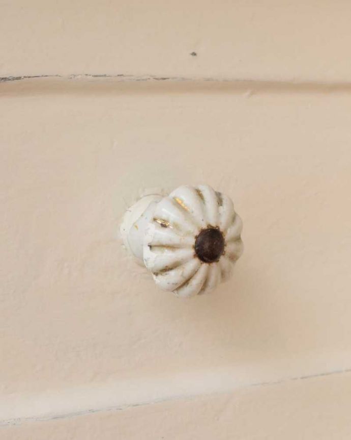 アンティークのキャビネット　アンティーク家具　アンティークのペイント家具、フランスの香り漂うホワイトのキャビネット（カウンター） 。アンティークらしい取っ手フランスらしい可愛い取っ手。(z-080-f)