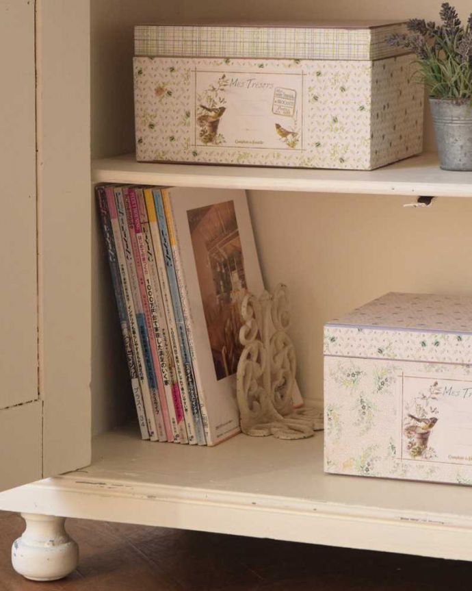 アンティークのキャビネット　アンティーク家具　アンティークのペイント家具、フランスの香り漂うホワイトのキャビネット（カウンター） 。扉の中は収納たっぷりA4サイズの雑誌までしっかり収納出来ちゃう大きさ。(z-080-f)