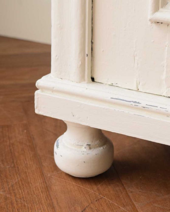 アンティークのキャビネット　アンティーク家具　アンティークのペイント家具、フランスの香り漂うホワイトのキャビネット（カウンター） 。女性１人でもラクに運べちゃうヒミツHandleのアンティークは、脚の裏にフェルトキーパーをお付けしているので、床を滑らせれば女性でも移動がカンタンに出来ます！。(z-080-f)