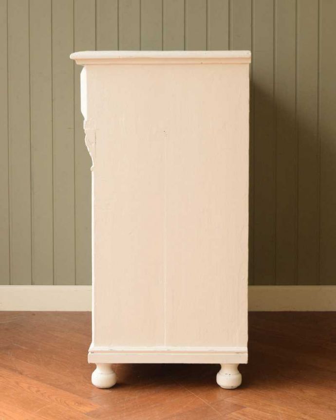 アンティークのキャビネット　アンティーク家具　アンティークのペイント家具、フランスの香り漂うホワイトのキャビネット（カウンター） 。もちろん、横顔もキレイ横から見てみるとこんな感じです。(z-080-f)