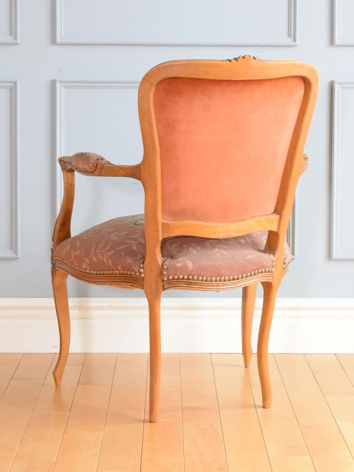 アンティークのパーソナルチェアの後ろ姿