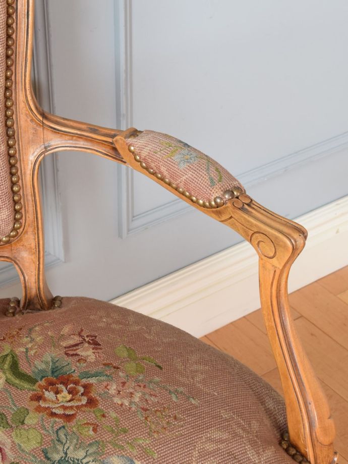 アンティークの椅子のアーム