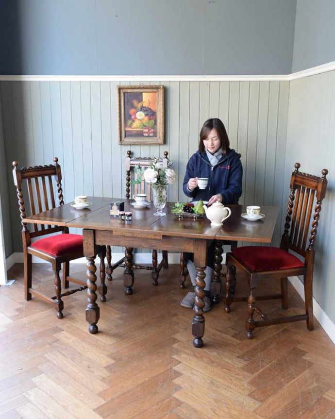 アンティークのテーブル　アンティーク家具　英国輸入のアンティーク家具、ツイストラインが美しいドローリーフテーブル（ダイニングテーブル）。3通りの大きさで使える便利なテーブル天板の下に隠れているリーフを引っ張り出せばあっという間に大きく使えるドローリーフテーブル。(z-081-f)