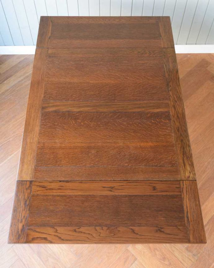 アンティークのテーブル　アンティーク家具　英国輸入のアンティーク家具、ツイストラインが美しいドローリーフテーブル（ダイニングテーブル）。やっぱりテーブルは天板が重要全部開いた状態で天板を上から見てみるとこんな感じです。(z-081-f)