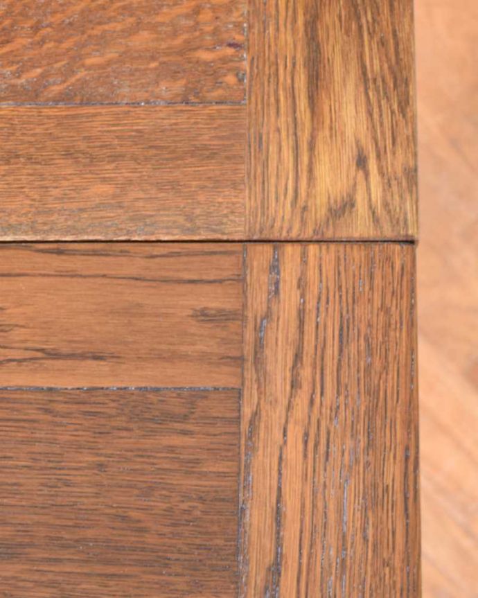 アンティークのテーブル　アンティーク家具　英国輸入のアンティーク家具、ツイストラインが美しいドローリーフテーブル（ダイニングテーブル）。近づいて見てみると、天板はこんな感じです。(z-081-f)