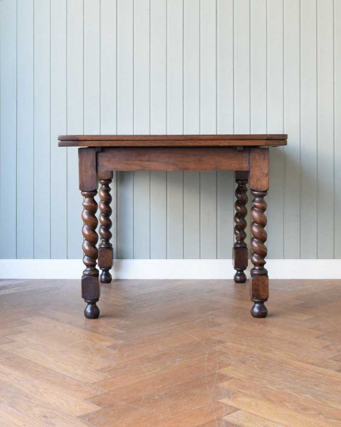 アンティークのテーブル　アンティーク家具　英国輸入のアンティーク家具、ツイストラインが美しいドローリーフテーブル（ダイニングテーブル）。こちら側から見てみると･･･アンティークは新品ではないので、もちろん経年変化によるキズはありますが、専門の職人がキレイに修復しました。(z-081-f)